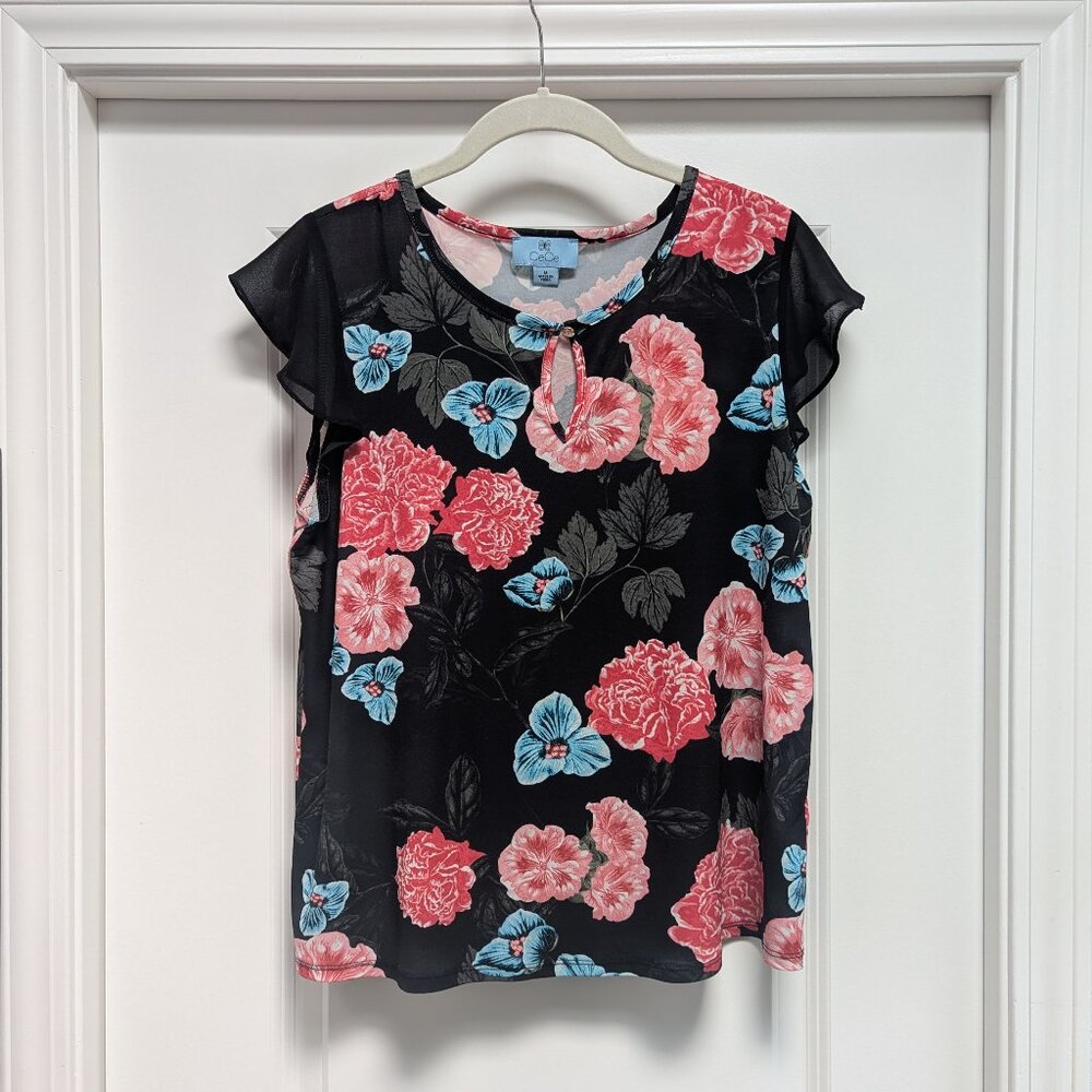 Floral CeCe Flowy blouse with flutter sleeves and keyhole opening - size M